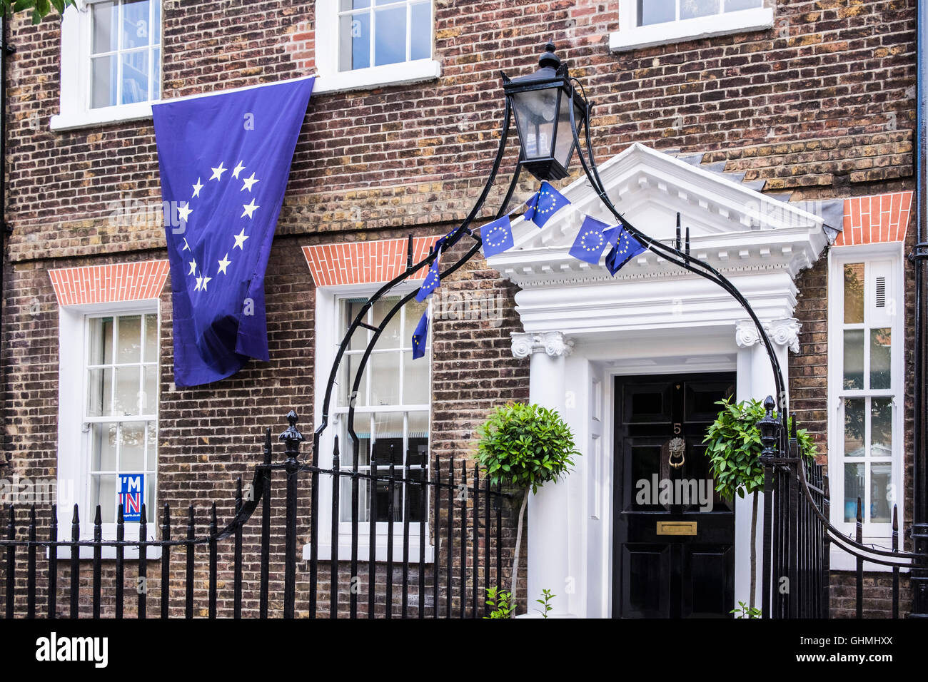 EU-Flaggen fliegen außerhalb Gebäude, London, England, U.K Stockfoto