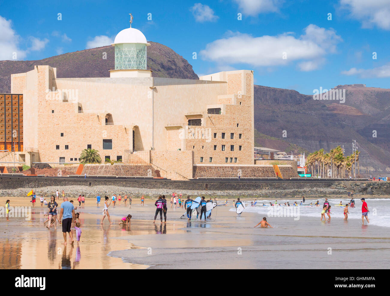 Surfer am Strand von Las Canteras mit Auditorio Alfredo Kraus im Hintergrund. Las Palmas, Gran Canaria, Kanarische Inseln, Spanien Stockfoto