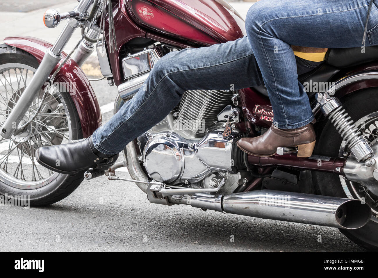 Weiblichen Sozius auf leistungsstarken Motorrad Stockfoto