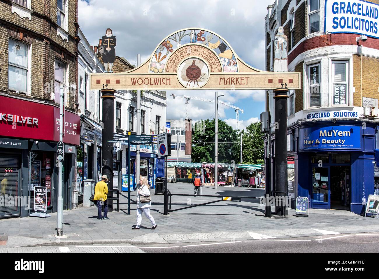 Woolwich Markt Zeichen bildet Bogen vor Marktplatz mit Fußgängern Markt Stände und Geschäfte in Woolwich London England Stockfoto