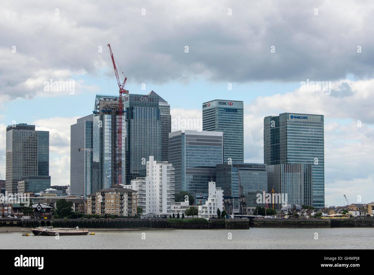 Türme der internationalen Großbanken im finanziellen Bereich East London Canary Wharf mit der Themse in vorderster Front Stockfoto