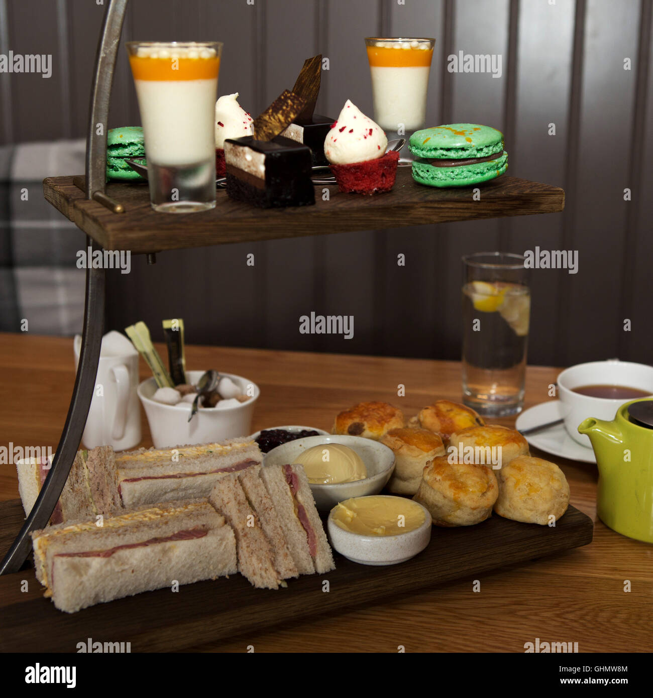 Nachmittagstee im St Mary's Inn at Stannington in Northumberland, England. Stockfoto