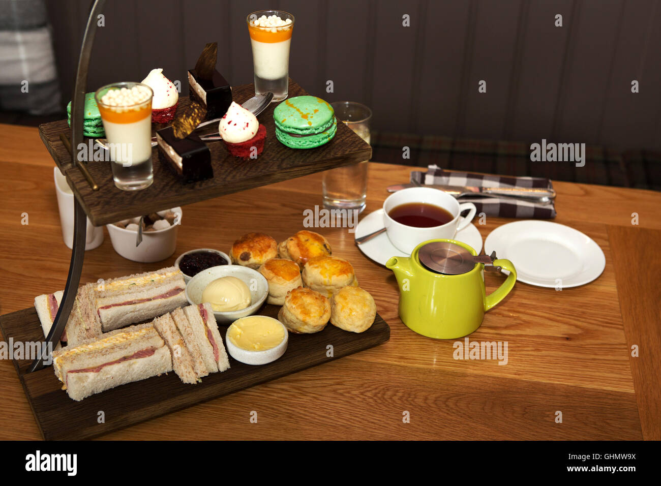 Eine traditionelle English Afternoon Tea serviert Str. Marys Inn at Stannington in Northumberland, England. Stockfoto
