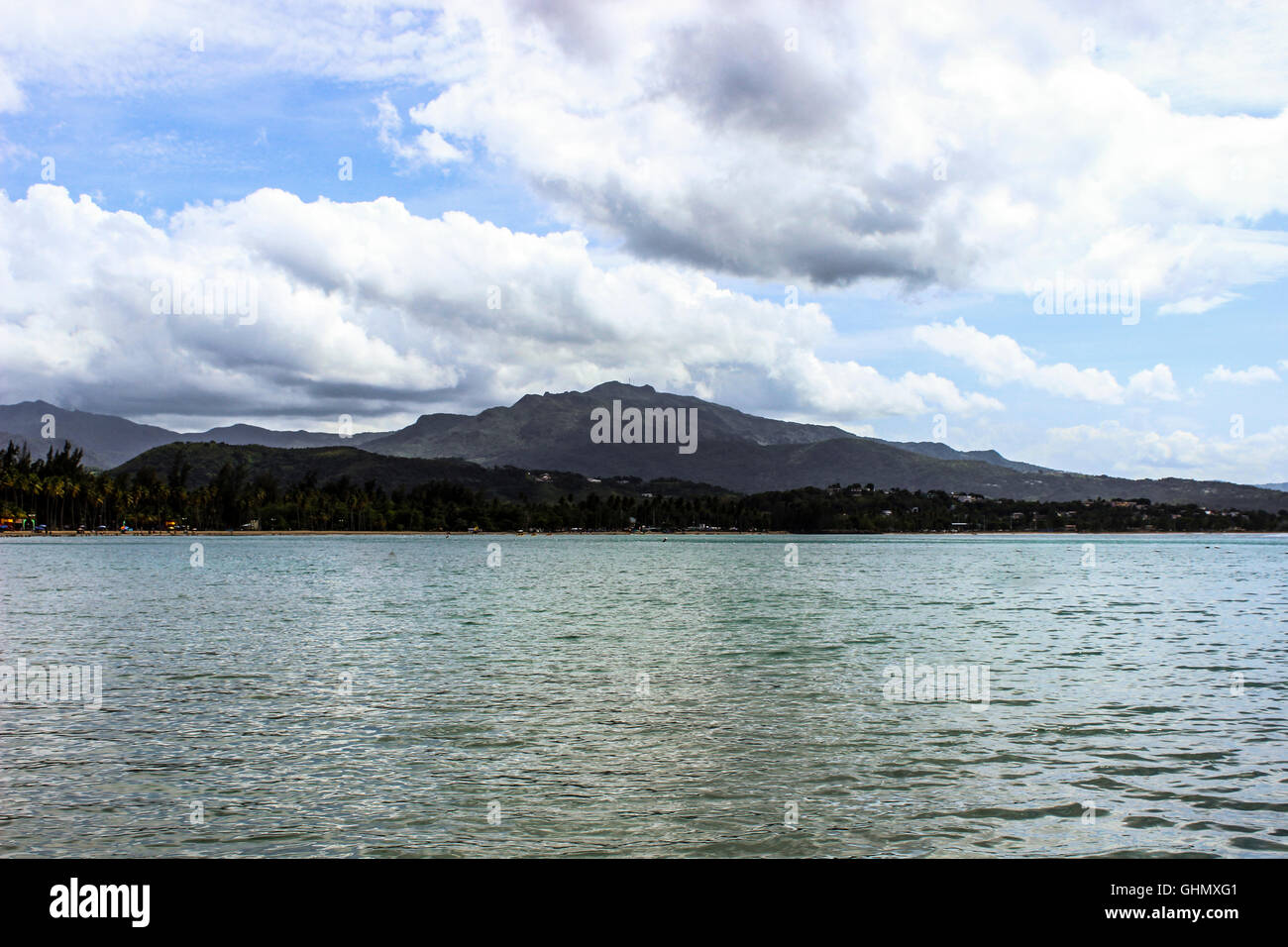El Yunque National Forest von El Balneario de Luquillo-Strand Stockfoto