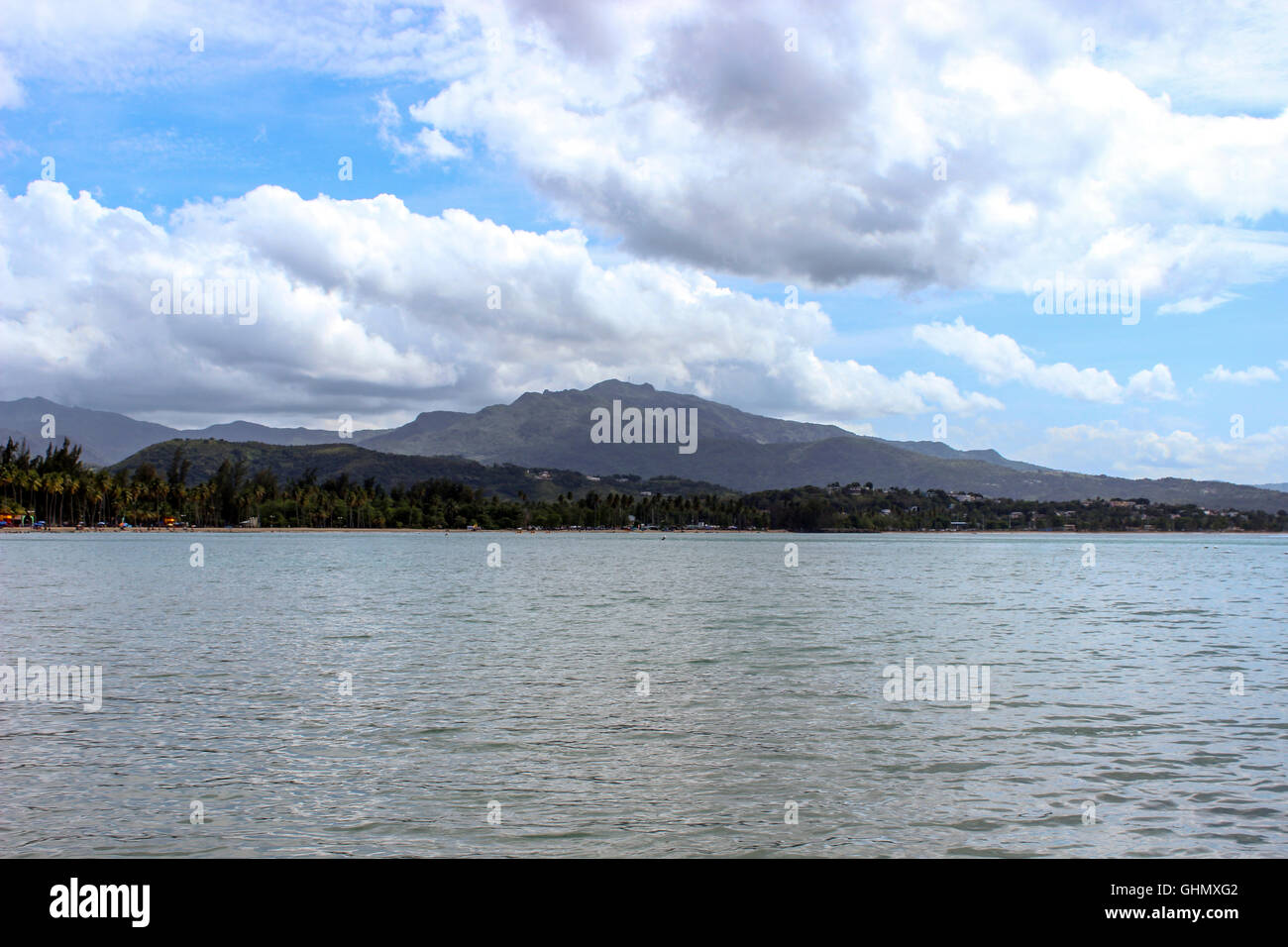 El Yunque National Forest von El Balneario de Luquillo-Strand Stockfoto