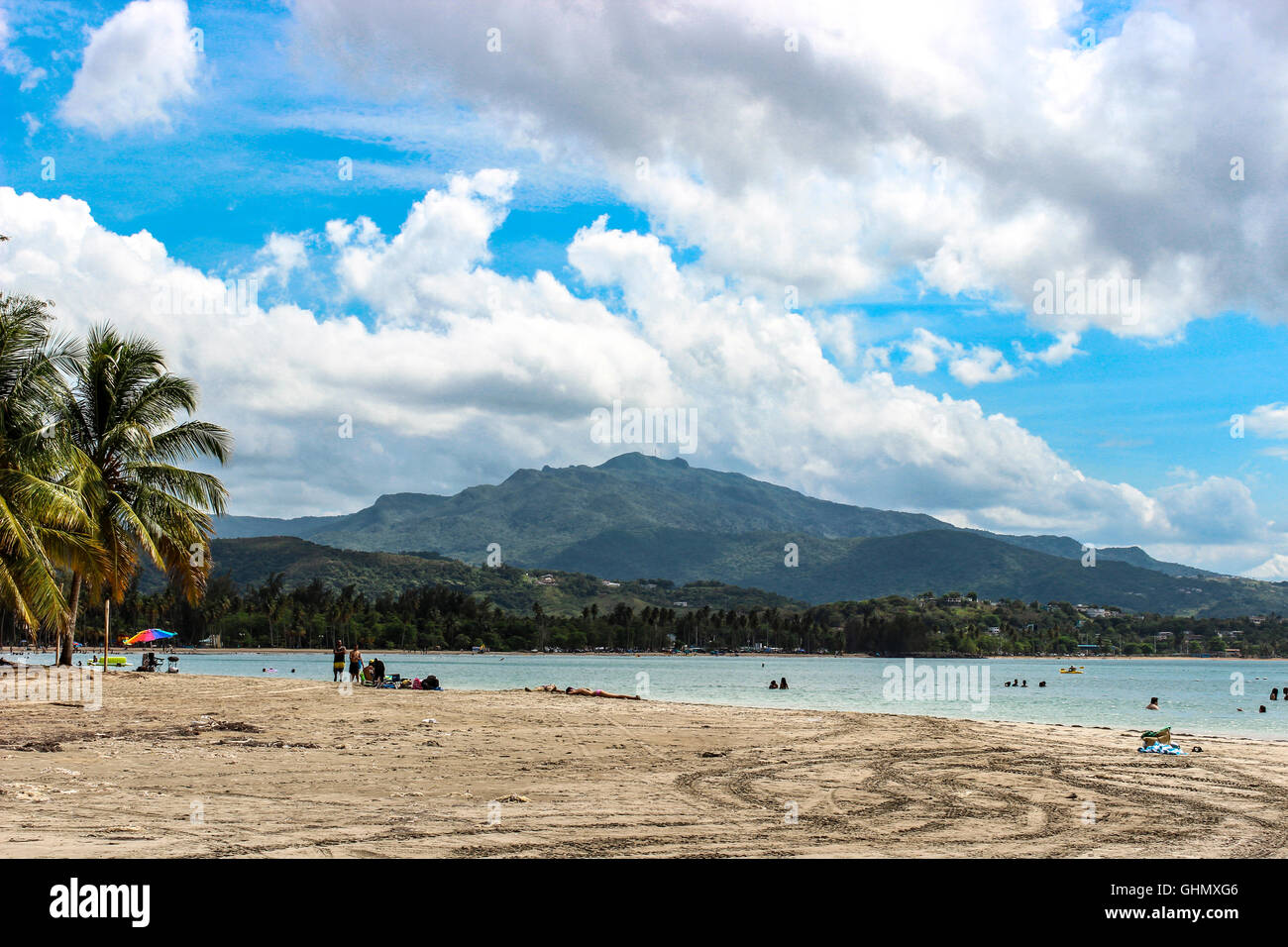 El Yunque National Forest von El Balneario de Luquillo-Strand Stockfoto