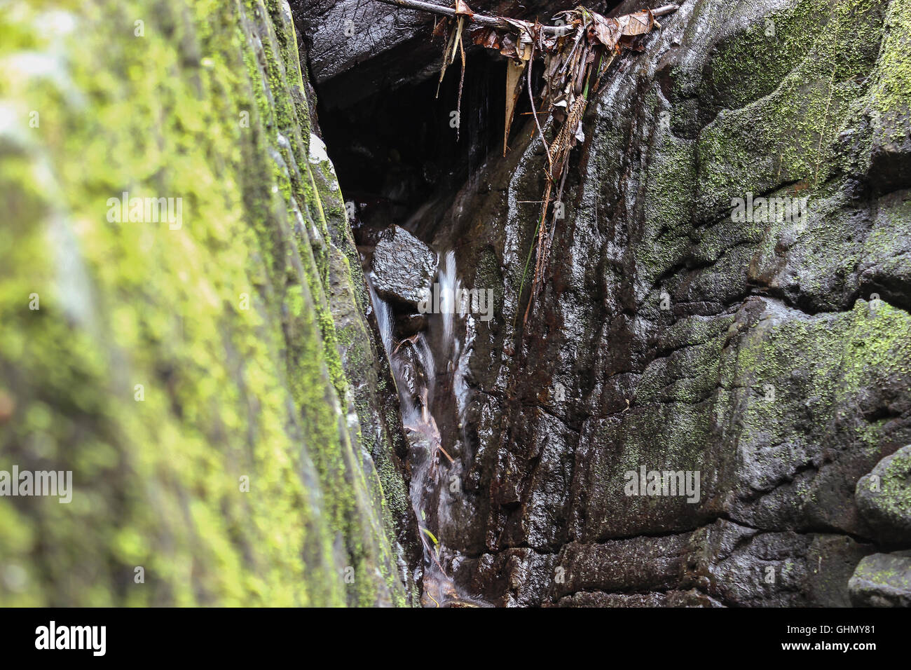 Wasserstrom durch Felsen bewegen Stockfoto
