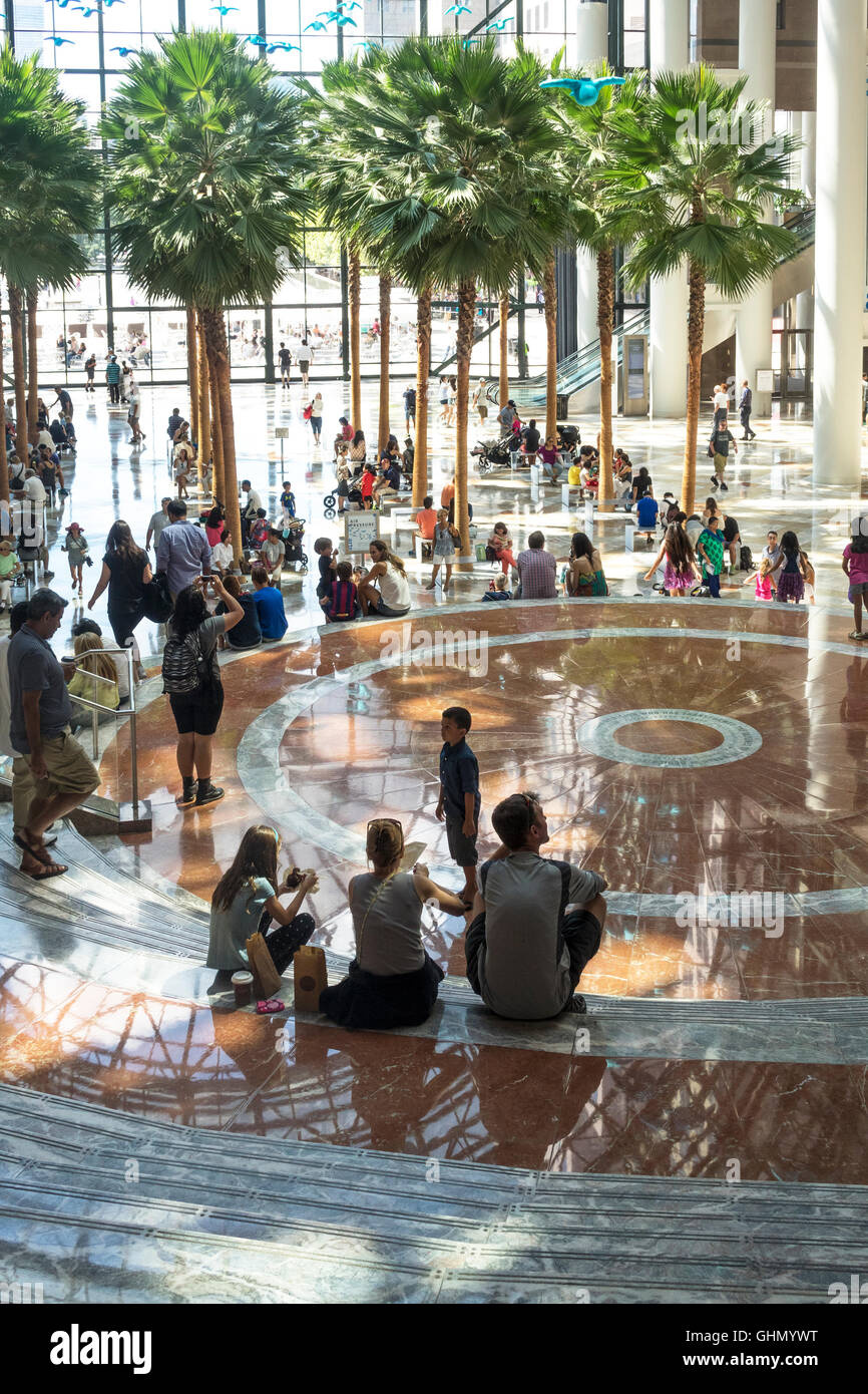 Menschen entspannen im Wintergarten Atrium von Brookfield Place Stockfoto