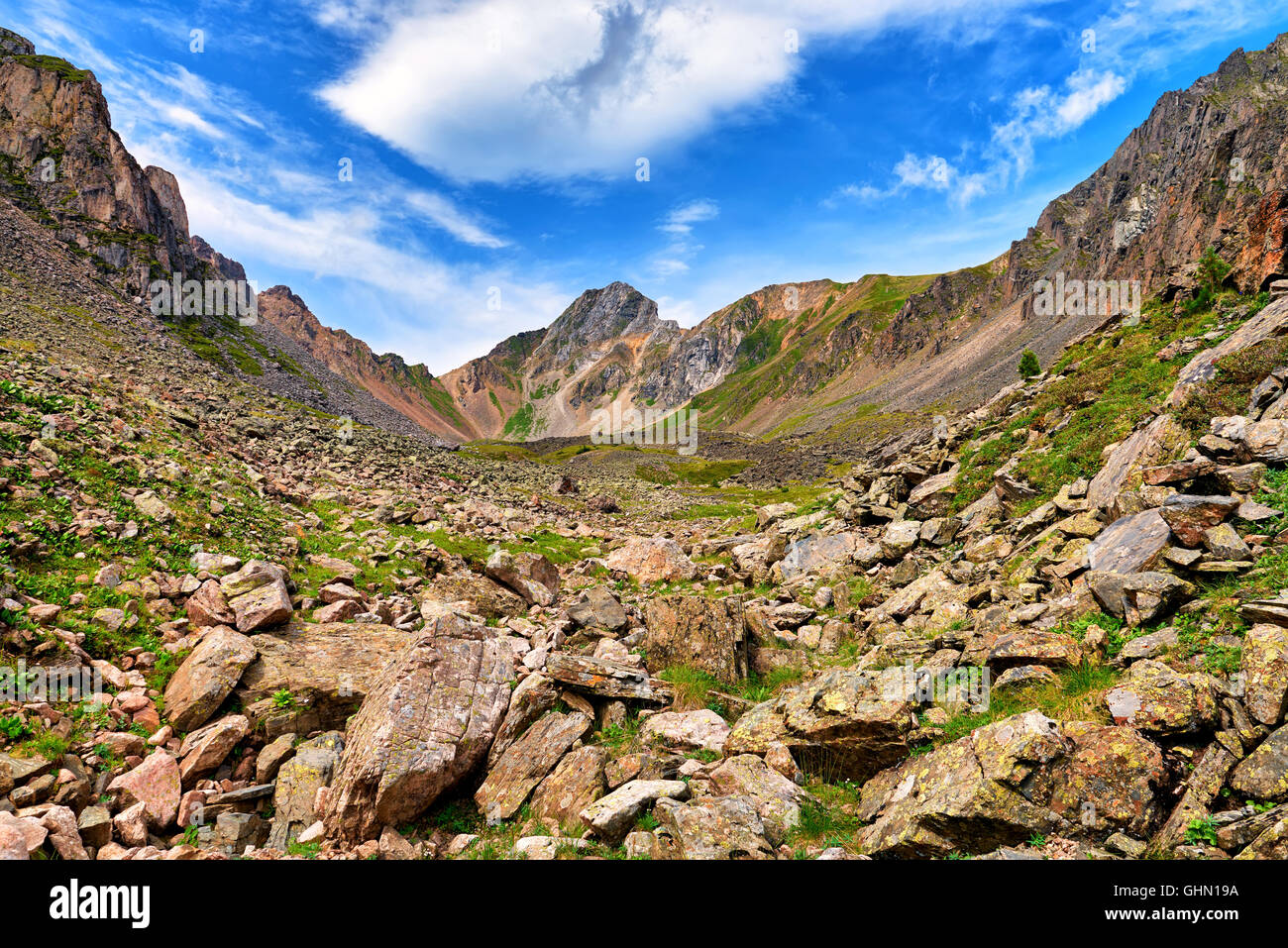 Felsbrocken am oberen Rand kleine Bergtal. Östlichen Sayan. Russland Stockfoto