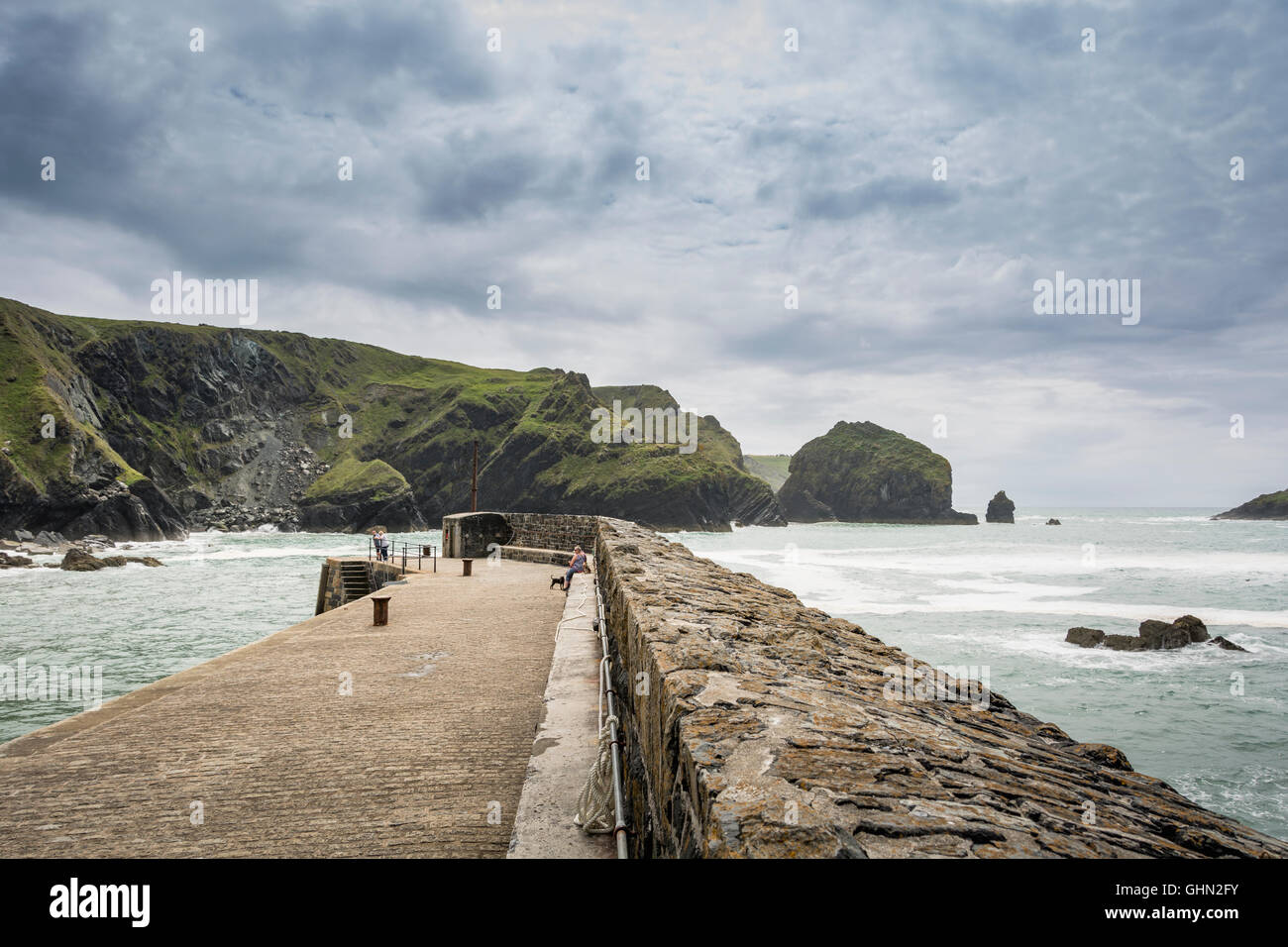 Hafenmauer Mullion Cove in Cornwall, England Stockfoto