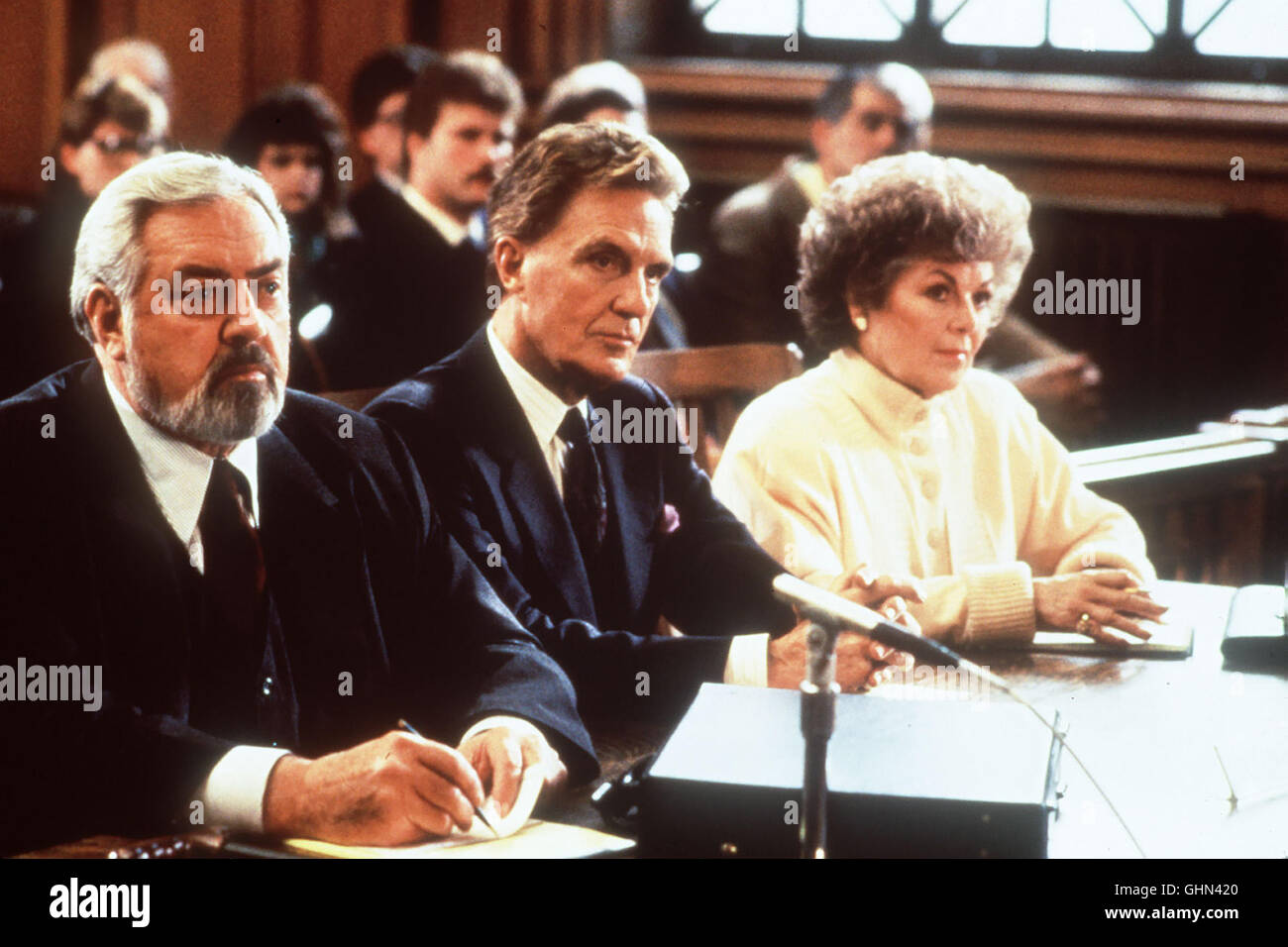 Verleger Jordan (ROBERT STACK) Soll Den Schrifsteller David Hall Ermordet Haben. Mason (RAYMOND BURR) Und Della Street (BARBARA HALE) Verteidigen ihn-... Regie: Richard Lang aka. Perry Mason: The Case of der finsteren Geist Stockfoto