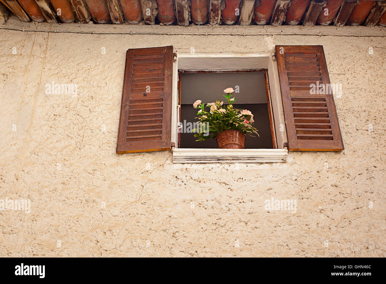 Malerische Fensterbänke in Seillans, Frankreich Stockfoto