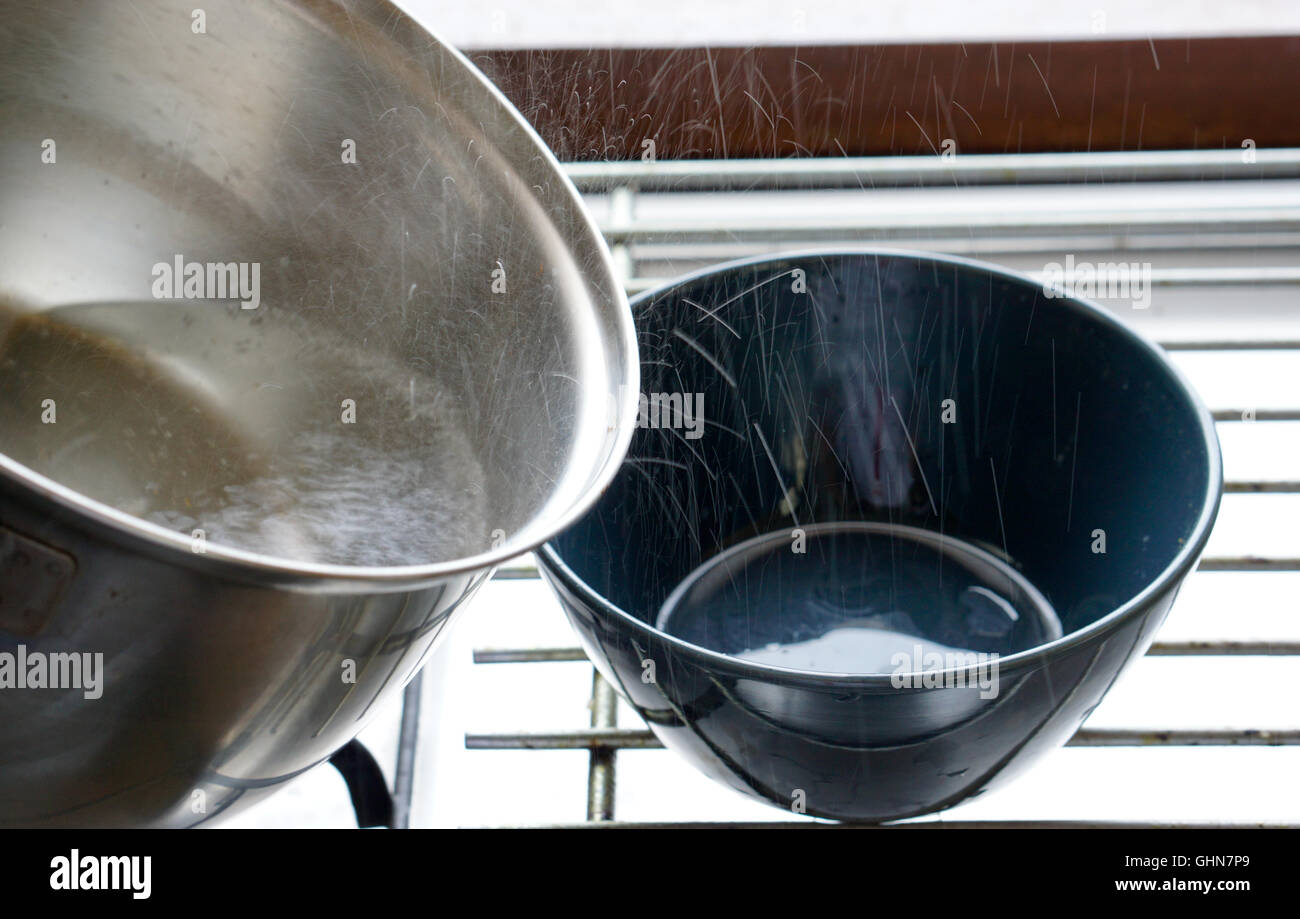 Poring Hot Wasser Keramikschale mit Auslaufen von Wasser Stockfoto