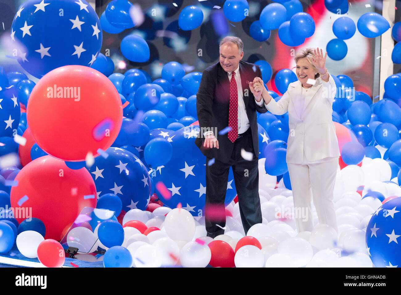 Hillary Clinton und Kandidaten für die Vizepräsidentschaft Gouverneur Tim Kaine Welle während der Ballon Tropfen nach Annahme als demokratischen Kandidaten für den Vorsitz während der Schlusstag der Democratic National Convention im Wells Fargo Center 28. Juli 2016 in Philadelphia, Pennsylvania. Stockfoto