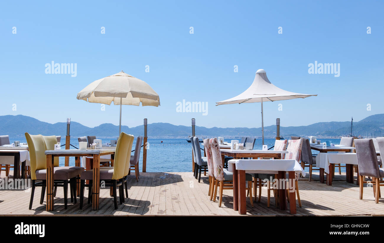 Tische am Strand im Sommer. Urlaub-Hintergrund Stockfoto