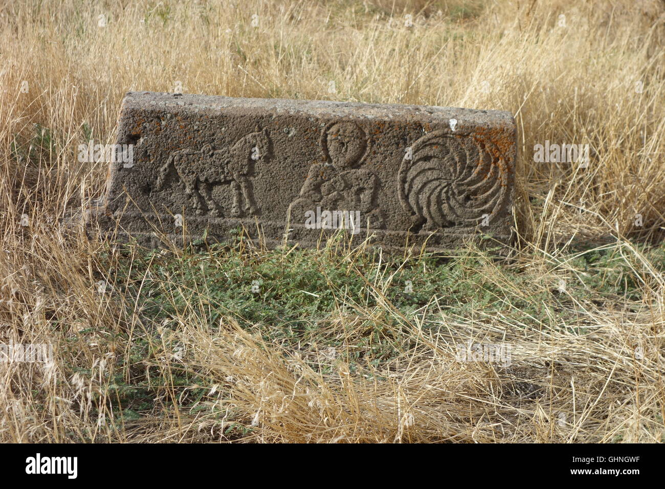 Areni Friedhof S Armenien geschnitzt Basaltstein mit kreisförmigen Wirbels christlichen Motiv, Pferd und Mensch Stockfoto