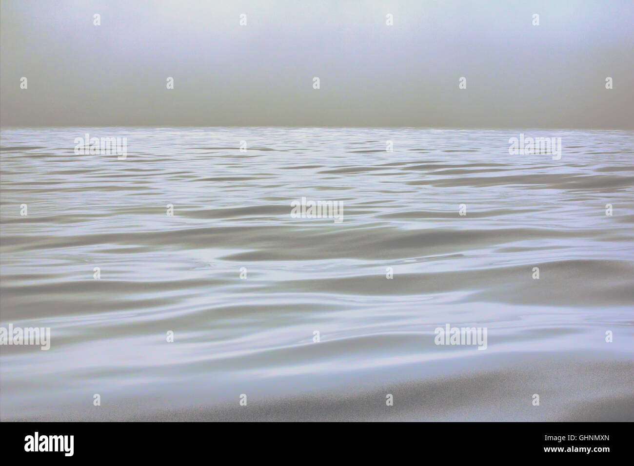 Glatte schonende Zinn Farbe Wellen der Barentssee, weil ruhig und bewölkt Stockfoto