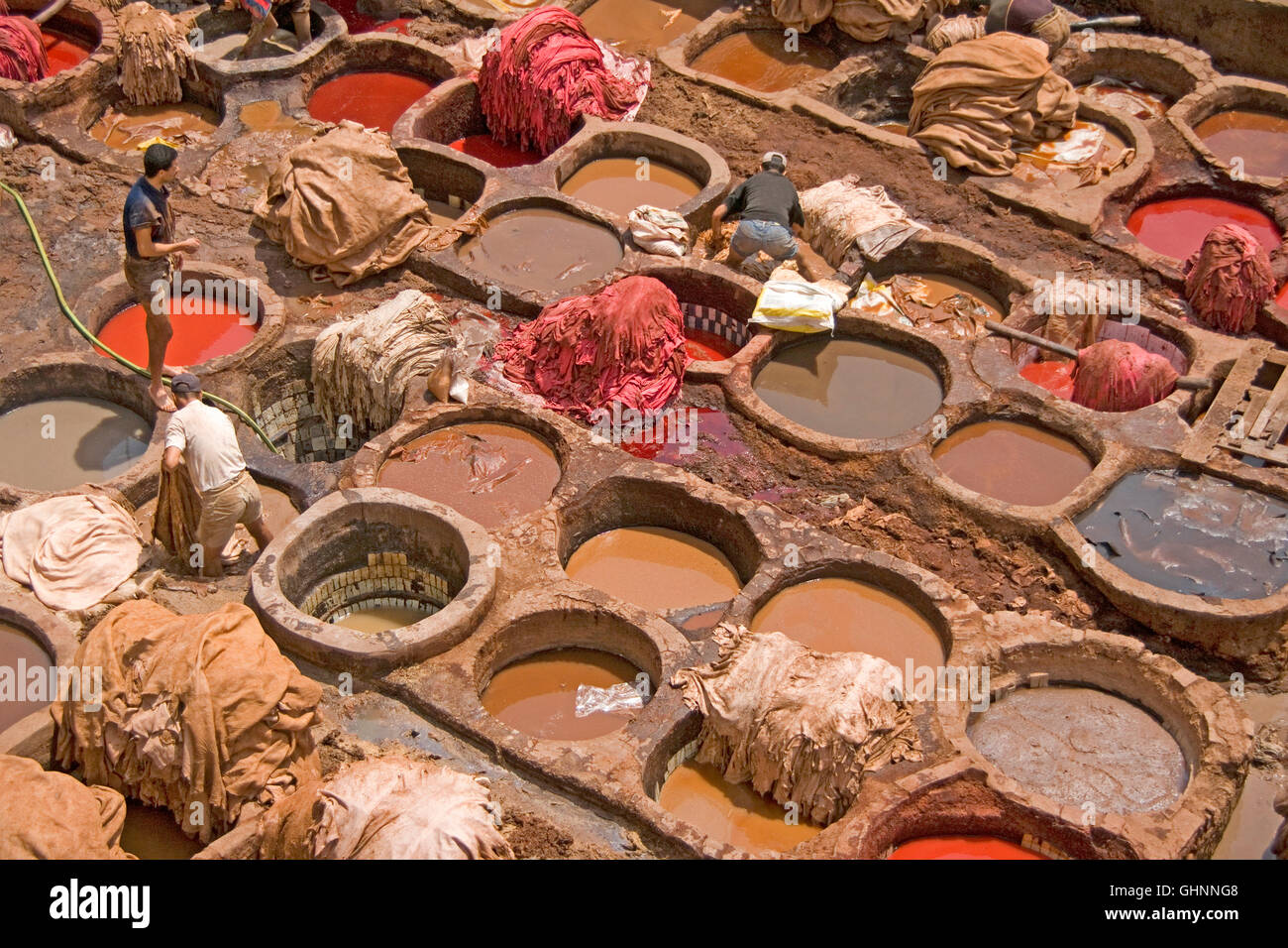 Arbeitnehmer in Bottichen färben Tier verstecken, um in Pantoffeln (Babouche) am berühmten Gerbereien in Fes, Marokko erfolgen. Stockfoto