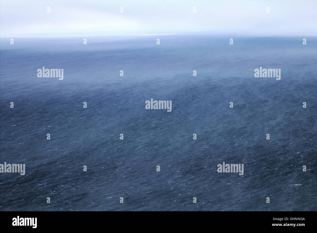 Scharfe Wellen im arktischen Meer. Am Horizont der nördlichen Insel Nowaja Semlja Stockfoto