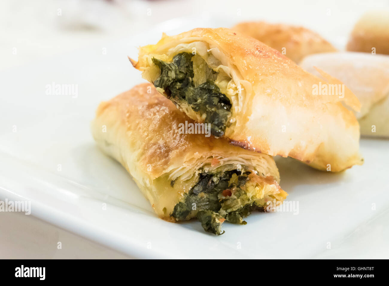 Türkischen Rezept, Börek Blätterteig mit Käse und Spinatfüllung Stockfoto