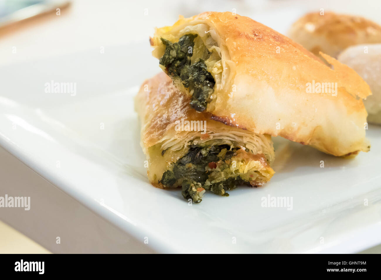 Türkischen Rezept, Börek Blätterteig mit Käse und Spinatfüllung Stockfoto