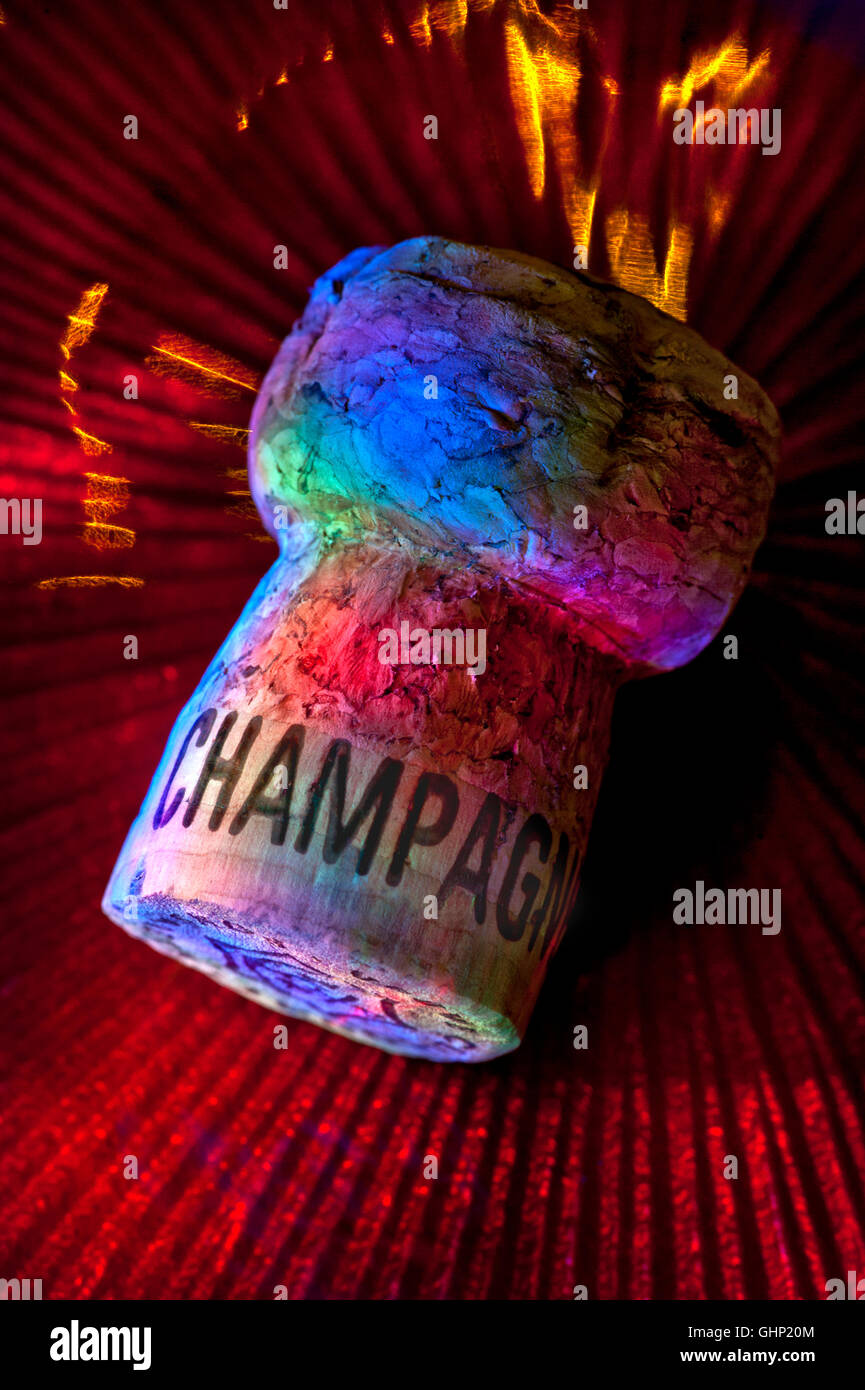 Sektkorken auf der Disco-Party-Tischfläche mit Party-Club-Clubbing-Tanz, mehrfarbiger Eventbeleuchtung Stockfoto