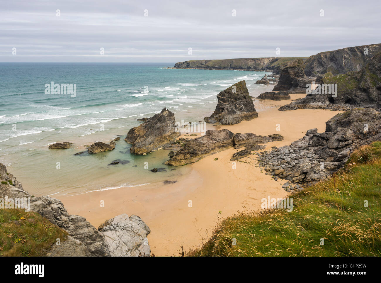 Bedruthan Steps, einen fabelhaften Strand an der Nordküste von Cornwall in England, UK Stockfoto