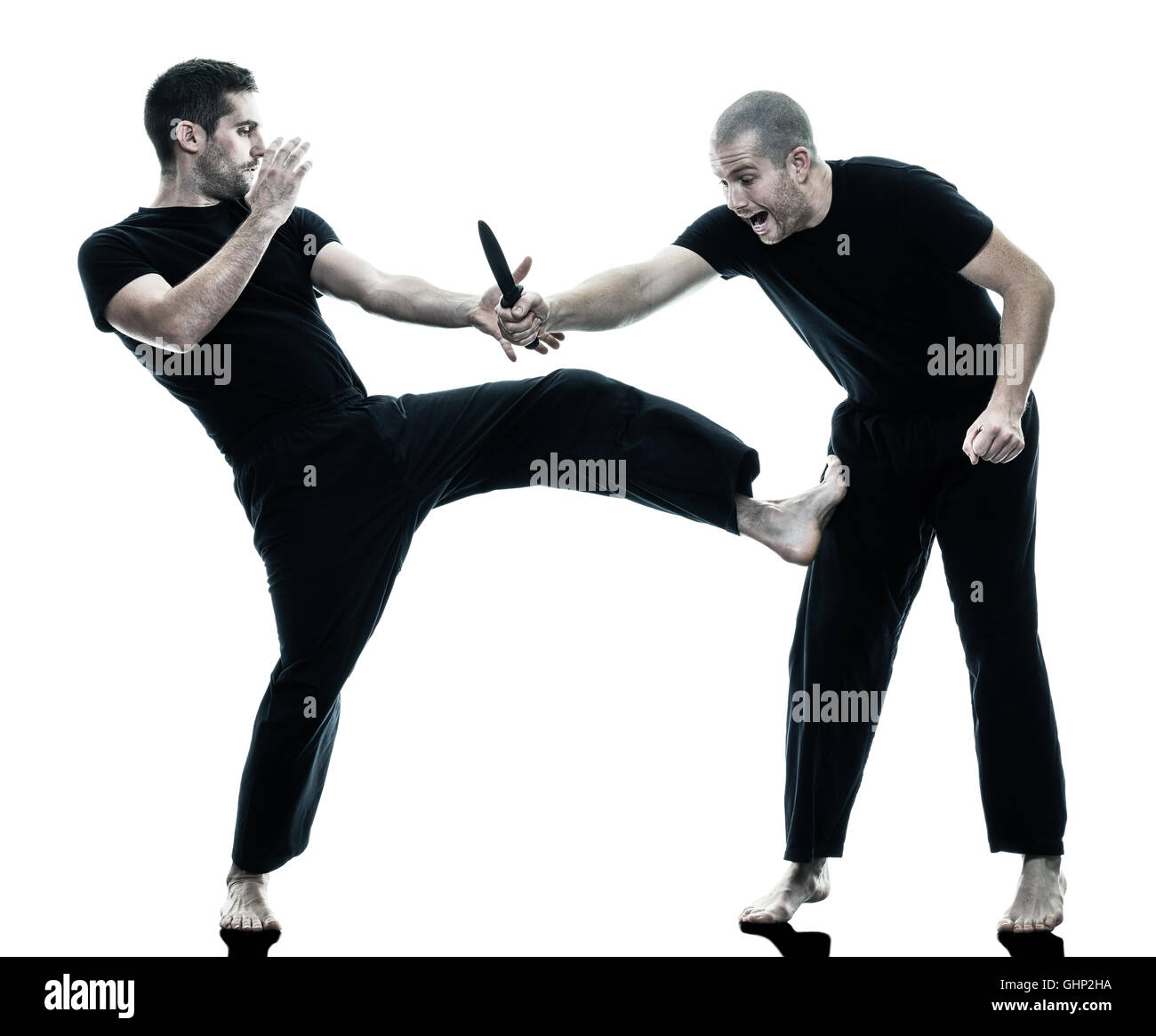 zwei kaukasischen Männer Krav Maga Kämpfer kämpfen isoliert Silhouette auf weißer Hintergrund Stockfoto