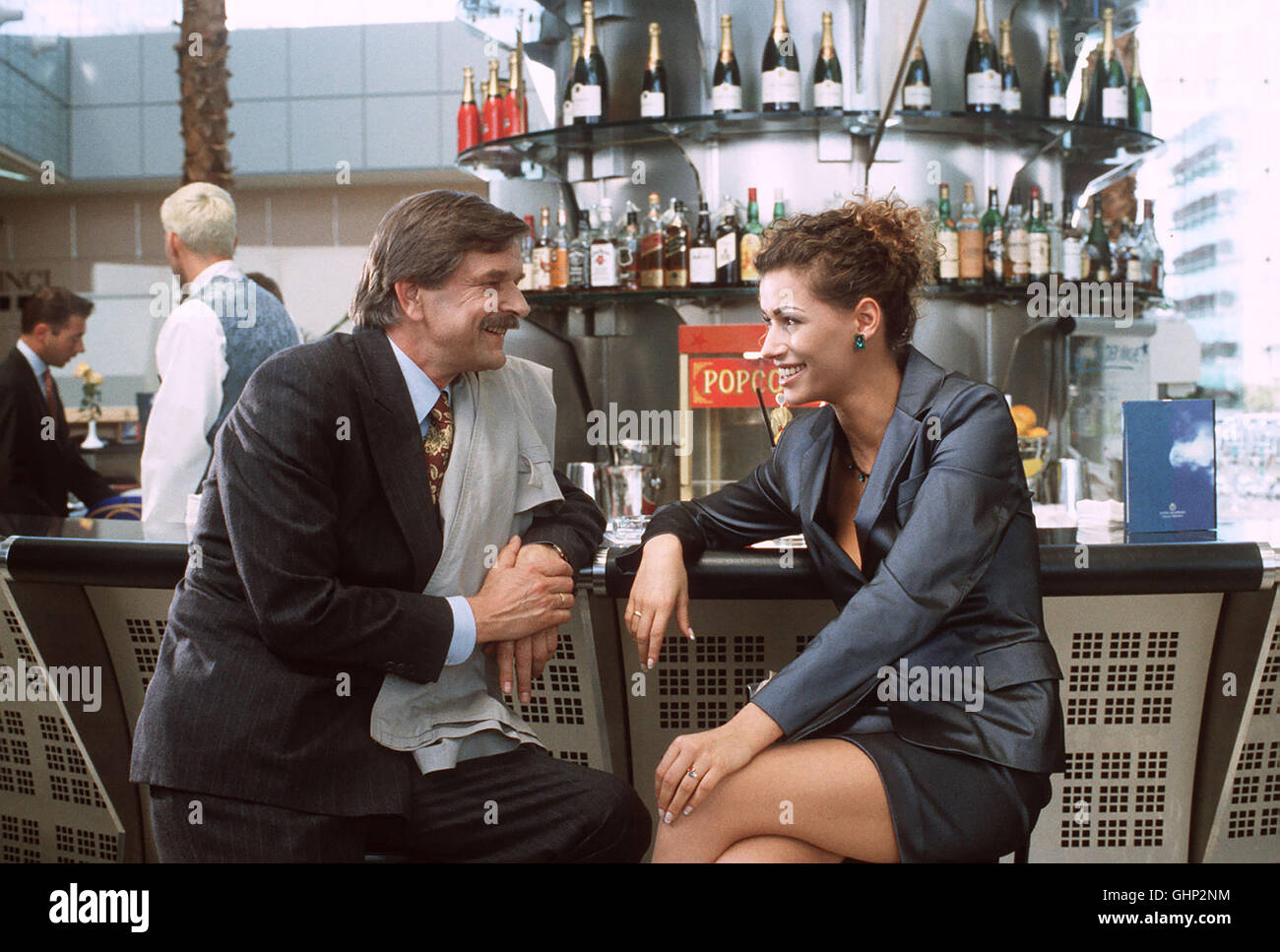 Folge: Bett Und Karriere Isabell (YASMINA FILALI) Und Tom Sind Ein Aufstrebendes Paar. Sie, Vor Allem, tut Singular Für sterben Karriere Ihres Mannes. Ihre Verführungskünste Schlagen Bei Rainers Chef Dr. Brockerhoff (BERND STEPHAN) Darm JG Regie: Clemens Keiffenheim aka. Bett & Karriere Stockfoto