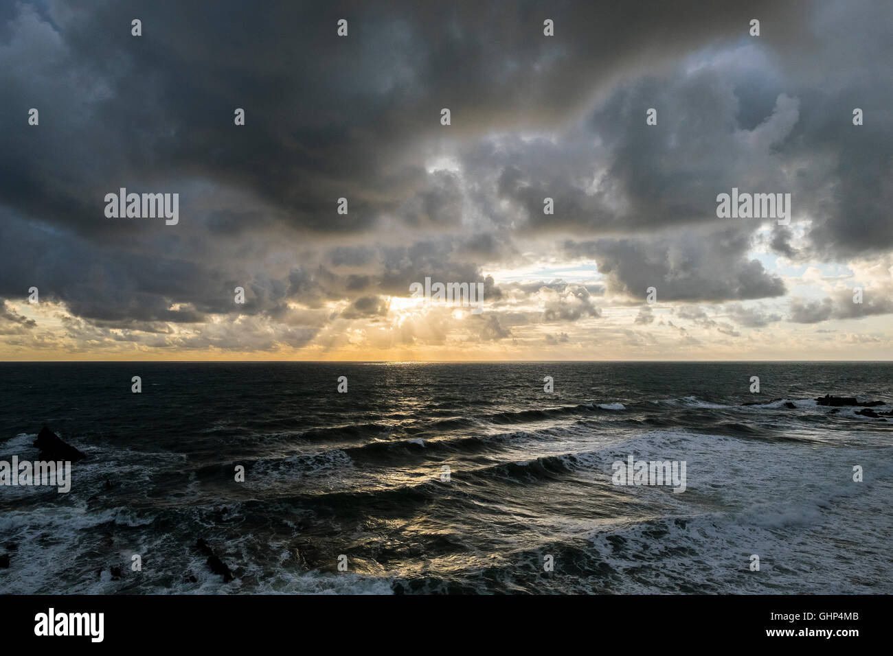 Gewitterhimmel über dem Atlantischen Ozean an der Bude, Cornwall, England, UK Stockfoto