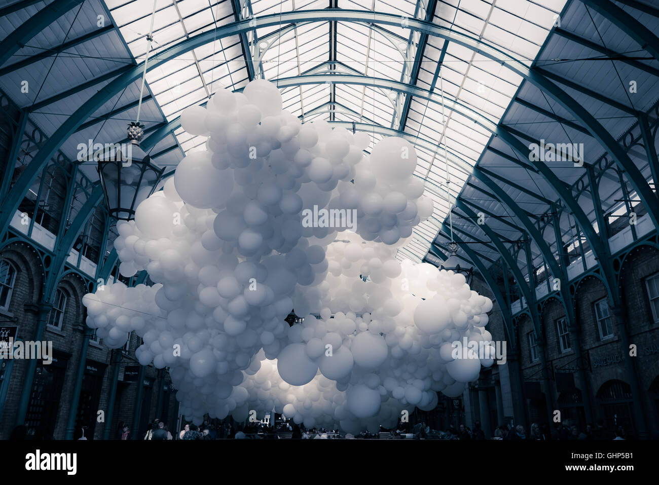 Aufgeführt, Up und entfernt Ballon Einbau in South Hall des zweiten Grades Marktgebäude, Covent Garden, London, Vereinigtes Königreich Stockfoto