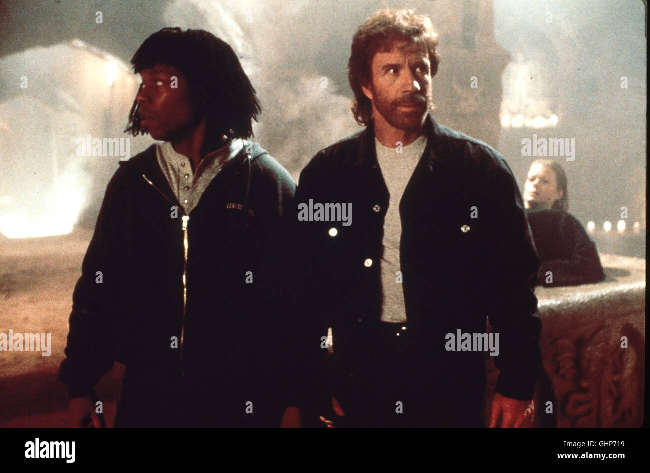 Hellbound Nach Und Nach Entdeckt der Polizist Frank Shatter (CHUCK NORRIS, Mitte) Den Hintergrund Scheinbar Sinnloser Und brutaler Morde in Chicago. Es Geht um sterben Fragmente Eines alten Zepters, Mit Dem Das Böse Wiederauferstehen Kann. Dr. Malcolm Lockley (CHRISTOPHER NEAME) Und Seine Assistentin Leslie Hawkins (SHEREE J. WILSON, l.) Unterstützen Ihn. Regie: Aaron Norris aka. Hellbound Stockfoto