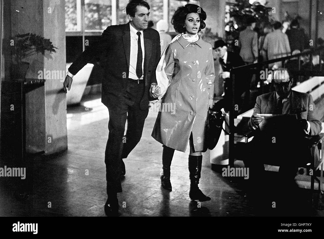 ARABESKE - David Pollock GREGORY PECK), Ein Oxford-Professor Für Alte Sprachen, Gerät in Ein Aufregendes Spionage-Abenteuer, als Ihn Ein Arabischer Erlösgenerierung Und Schuh-Fetischist Zur Entzifferung Einer Hieroglyphenschrift Anheuert. Noch Mehr Turbulenzen aber Eine Geheimnisvolle Schöne, Yasmin Azir (SOPHIA LOREN), sterben IGV Ebenso Verführerisches Wie Undurchsichtiges Spiel Mit Dem Wissenschaftler dauergeile... Regie: Stanley Donan aka. Arabesque Stockfoto