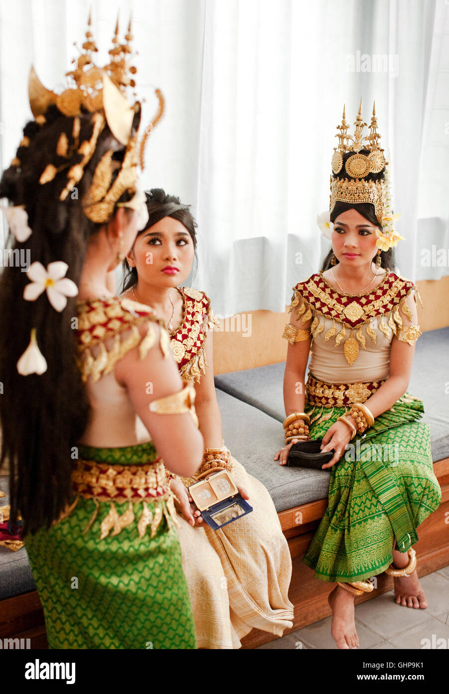 Junge weibliche Tanzstudierende bereiten vor einem Outdoor-Performance in Phnom Penh, Kambodscha. Stockfoto