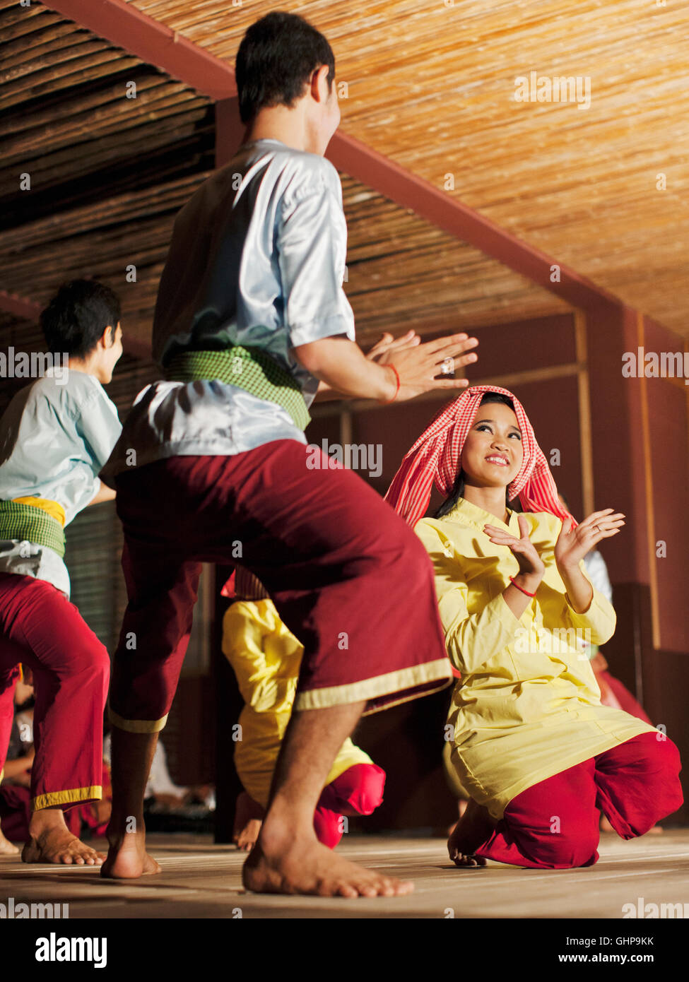 Studenten aus kambodschanischen Living Arts führen klassischen und volkstümlichen Tanz bei einem Outdoor-Performance in Phnom Penh, Kambodscha. Stockfoto