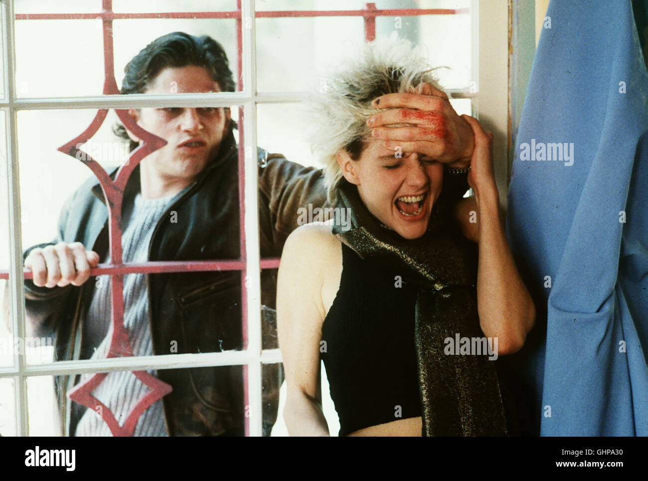 Energiekonzernen Hölle L.A. - Weil Sein Gepäck Vertauscht Wurde, Semesters Sich der Junge Farmerssohn Daryl Cage Bei Seiner Ankunft in L.A. riment Im Besitz von Zehn Kilo Heroin. Von der Polizei Und Skrupellosen Drogengangstern Gejagt, Semesters äh in der Ausgeflippten Kellnerin Dizz seine Einzige Verbündete in der Fremden Stadt... Foto: Dizz (JENNY WRIGHT) Wird von Dem brutalen Drogendealer Roy (JEFF KOBER) Angegriffen. Regie: Richard Tuggle aka. Out of Bounds Stockfoto