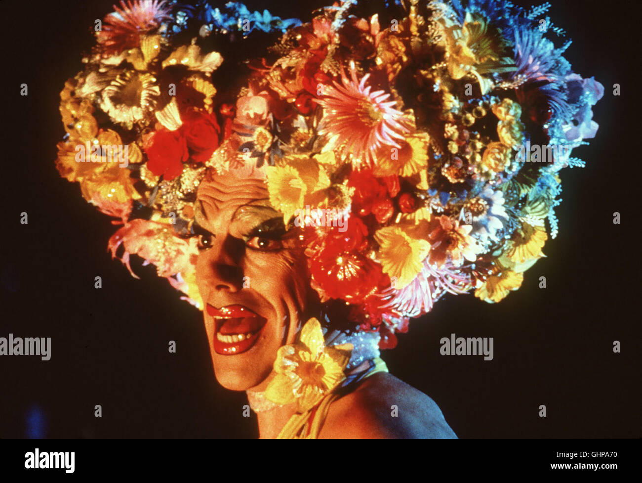 Adventures of Priscilla, Königin der Wüste zu sterben Beiden Freunde Tick Und Adam Sowie Ihre Freundin Bernadette, Eine Transsexuelle, Nehmen Ein Engagement in Alice Springs, wo Sie Mit Ihrer Travestie-Show Auftreten Sollen. Die Weite Reise von Sydney in Dachmarke alten Bus Wird Voller Abenteuer. Bild: HUGO WEAVING (Tick) Regie: Stephan Elliott aka. The Adventures of Priscilla, Königin der Wüste Stockfoto