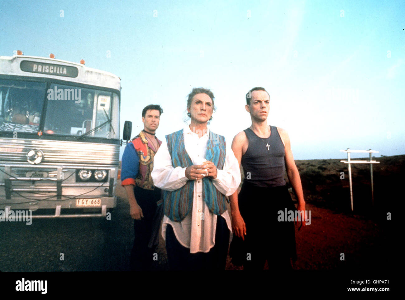 Priscilla - Königin der Wüste Die Beiden Freunde Tick Und Adam Sowie Ihre Freundin Bernadette, Eine Transsexuelle, Nehmen Ein Engagement in Alice Springs, wo Sie Mit Ihrer Travestie-Show Auftreten Sollen. Die Weite Reise von Sydney in Dachmarke alten Bus Wird Voller Abenteuer. Bild: GUY PEARCE (Adam), TERENCE STAMP (Bernadette), HUGO WEAVING (Tick) Regie: Stephan Elliott aka. The Adventures of Priscilla, Königin der Wüste Stockfoto