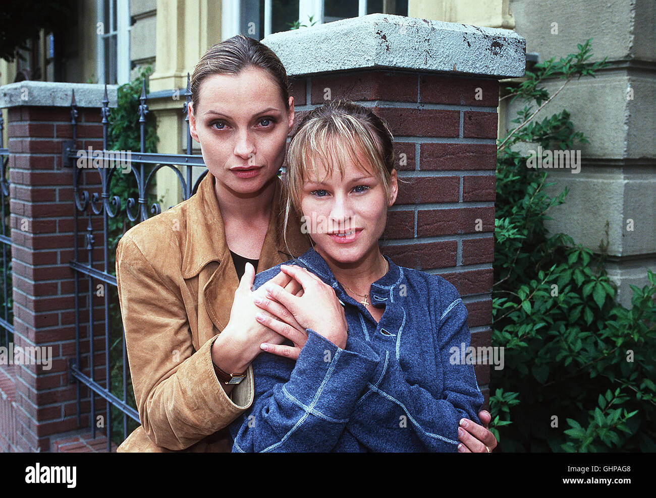 Sterben sie Babysitterin - Schreie aus Dem Kinderzimmer Baby Jennifer Stirbt Bei Einem Brand Im Kinderzimmer. Das Au Pair Mädchen Christina (DORKAS KIEFER, r.) Wird anheizt des Verdachts der Brandstiftung Verhaftet. Den Auftrag Zur Verteidigung des Mädchens Erhält Die Junge Und Noch Unerfahrene Anwältin Tamara Braun (CATHERINE FLEMMING). Regie: Michael Keusch Stockfoto