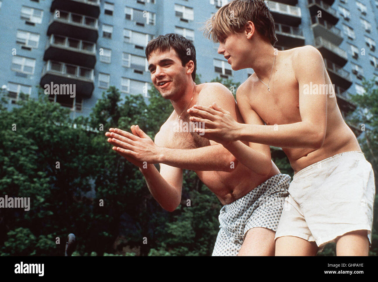 JIM CARROLL - IN DEN STRASSEN VON NEW YORK - Jim (LEONARDO DiCAPRIO), Mickey, Pedro Und Neutronen (PATRICK McGAW) Sind die Stars des Basketballteams Einer New Yorker Elite-Schule. Sie Fühlen Sich von Dachmarke Leben Unterfordert Und Gelangweilt Und Versuchen, Durch Kriminalität Und Immer Härtere Drogen Den Ersehnten Kick Zu Bekommen... Regie: Scott Kalvert aka. Basketball Diaries Stockfoto