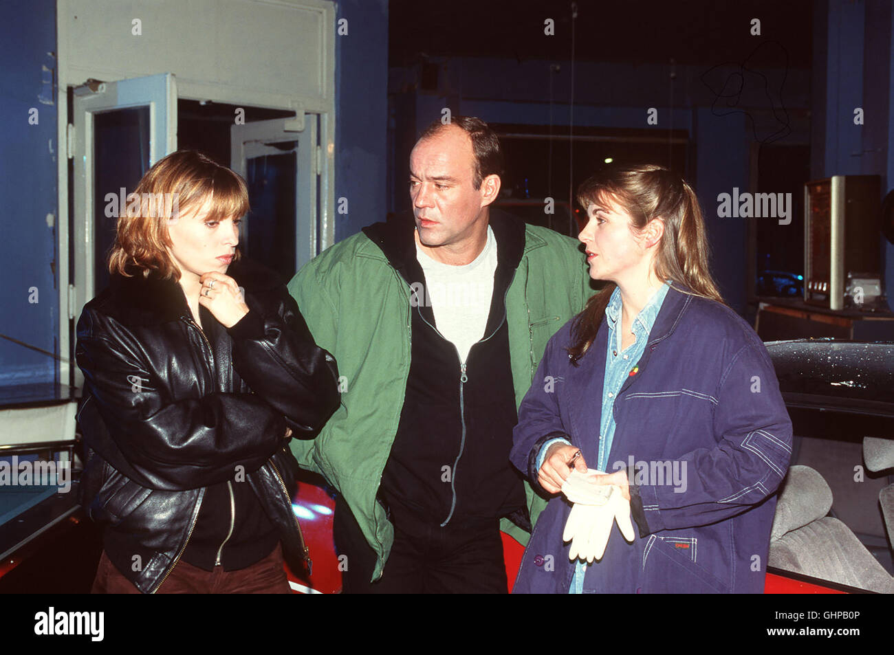 FAUST geleitet Mitarbeiterin Ulrike (STEPHANIE PHILIPP), Faust (HEINER LAUTERBACH) Und Eine Zivilfahnderin (KIRSTEN SPRICK) Ermitteln in Einem Fall von Autodiebstahl Sogenannter "Crash-Kids". aka. Kinder der Straße Stockfoto