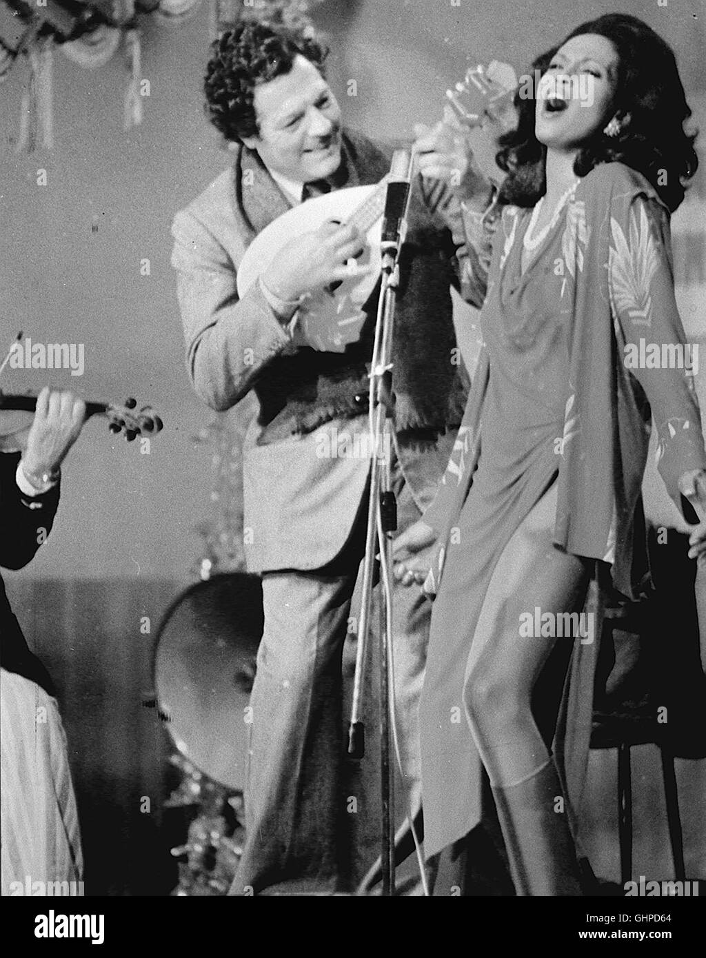 Leichen Muss Man Feiern, Wie Sie gefallen Giallo Napoletano Im Mittelpunkt der Kriminal-Groteske Steht der Heruntergekommene Rafaele Capece (MARCELLO MASTROIANNI), der Eines Tages Ein Seltsames Engagement Erhält. Er Soll um Fünf Uhr Vor Einem Bestimmten Haus Eine Serenade Spielen. Studienabschnitte äh Auf Seiner Mandoline Zupft, gefallenen Comicautor Und Alsbald Stürzt Ein Mann aus Dem Obersten Stockwerk des Hauses Auf Die Straße Und Konzzert Sitsch Höhle Hals. Szene Mit Elisabeth (ZEUDI ARAYA). Regie: Sergio Corbucci aka. Giallo Napolentano Stockfoto