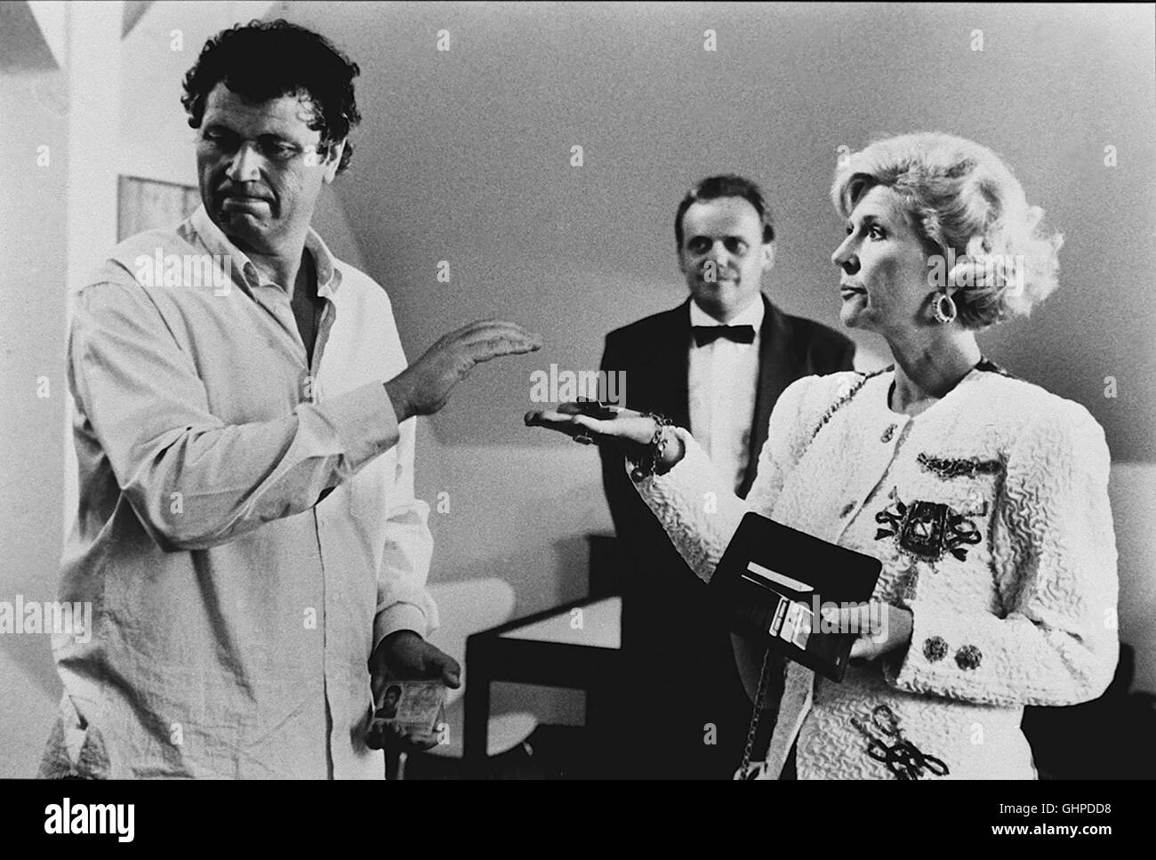 Herr Ober - Der Dependance Kellner Ernst Held Hut in Ein Florierendes Hotel-Restaurant Eingeheiratet. Er Glaubt Zu Höherem, Das Heißt Zum Poeten, Thema Zu Sein. Auf der Suche Nach Neuen Ufern Flirtet er Allzu Heftig Ausgerechnet Mit der Kosmetikerin Seiner Gattin. Sterben Sie, Nimmt Das Übel Und Wirft Ihn Hinaus. Ernst Held Begibt Sich Auf Den Dornigen Weg Zum Ruhm. Foto: Frau Held (CHRISTIANE HÖRBIGER) Entzieht Dachmarke Gatten Ernst (GERHARD POLT) Das aber Und sterben Bankvollmacht. Regie: Gerhard Polt, Fred Unger Stockfoto