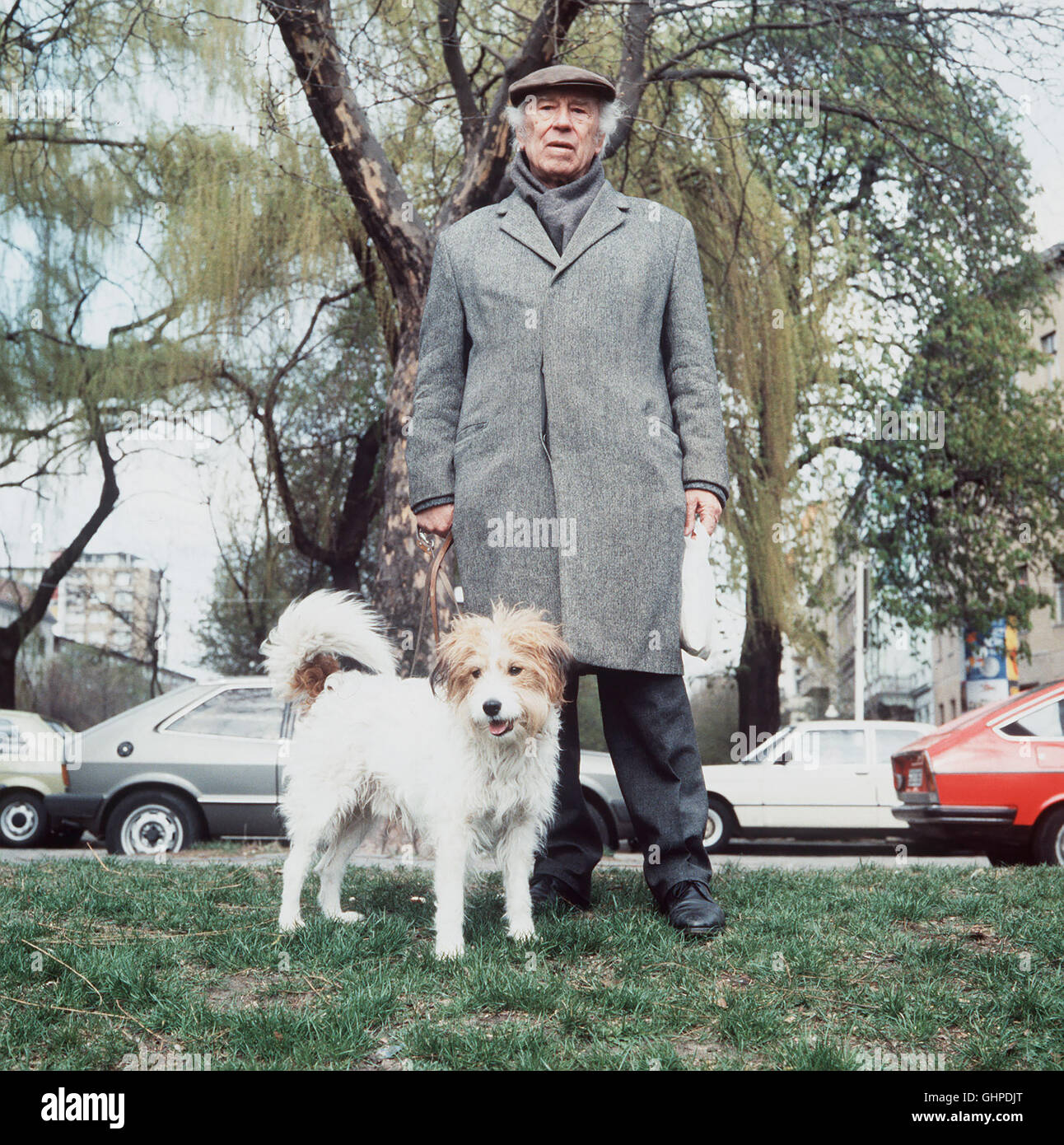 Zausel - Einige Tage aus Dem Leben Eines Rentners. Franz Lehmann (WERNER HINZ) Lebt Zusammen Mit Seiner Promenadenmischung Zausel in Kreuzberg. Nasskalte Ringwaden Hundes Nimmt er Immer Noch bin Leben Teil, da äh Sitsch ja äh Seinen Kleinen Hund würde man... Regie: Peter Schulze-Rohr Stockfoto