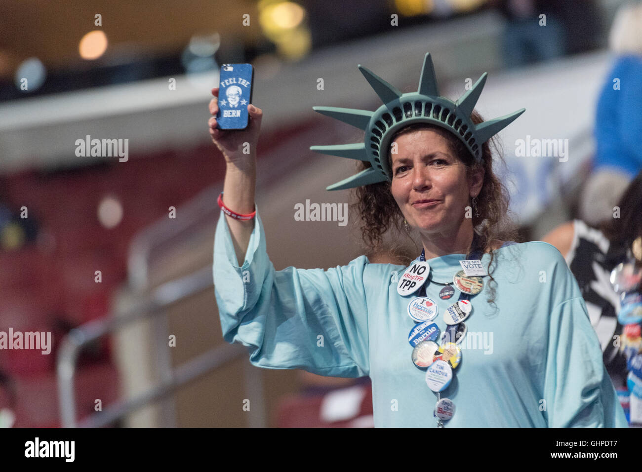 Ein California-Delegat, der eine Statue der Freiheit Kostüm tragen, am dritten Tag von der Democratic National Convention im Wells Fargo Center 27. Juli 2016 in Philadelphia, Pennsylvania. Stockfoto