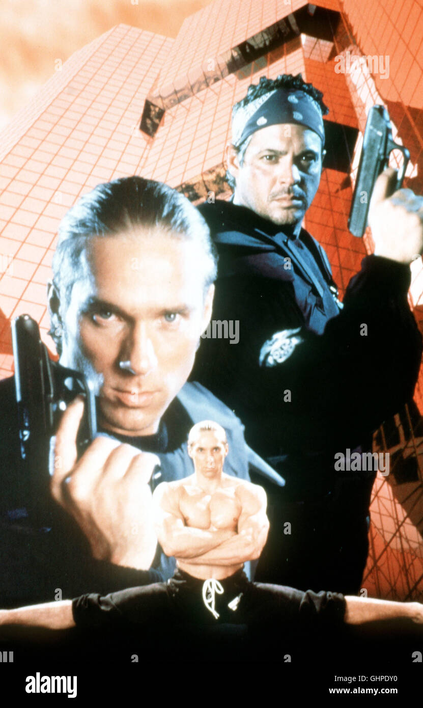 Feuer-Kraft - In Einer Trostlosen Zukunft: sterben Städte Sind Unbewohn-Bar Geworden. Selbst die Polizei ist Gegen Die Zunehmende Gesetzes-Losigkeit Machtlos. Zwei Unerschrockene Polizisten Sagen Den Herren der Unterwelt Den Kampf ein... Bild: Dary Braniff (CHAD MCQUEEN), Tony Sledge (GARY DANIELS)-Regie: Richard Pepin aka. Schusskraft Stockfoto