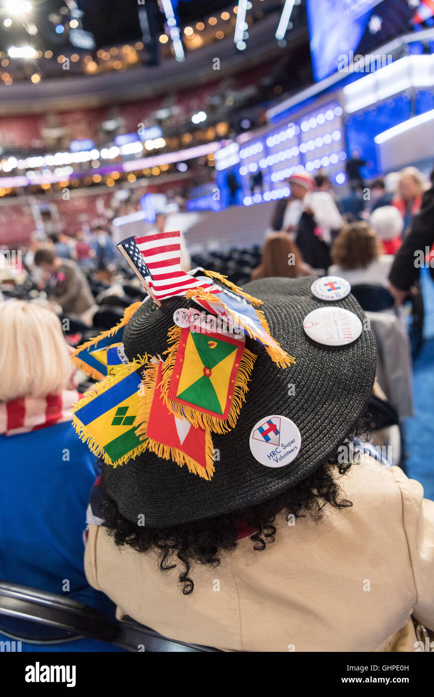 Ein Florida-Delegat trägt eine Flagge geschmückt Hut am dritten Tag von der Democratic National Convention im Wells Fargo Center 27. Juli 2016 in Philadelphia, Pennsylvania. Stockfoto