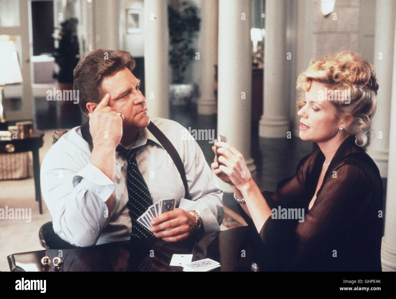 Blondinen Nachkriegsfilmen Mann Nicht - Der Erlösgenerierung Harry Brock (JOHN GOODMAN) Engagiert Den Journalisten Paul Verrall, Umm Seiner verströmt Billie Dawn (MELANIE GRIFFITH) Im Schnellverfahren Wenigstens Das Allernötigste Allgemeinwissen Einzutrichtern, Denn Sie Blamiert Ihn Ständig in der Öffentlichkeit. Doch Billie Verliebt Sich in Paul... Regie: Luis Mandoki aka. Gestern geboren Stockfoto