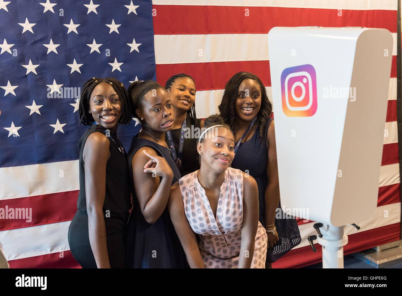 Teilnehmer an der Democratic National Convention Posen in der Instagram flag Photo Booth gesponsert von Facebook im Wells Fargo Center 27. Juli 2016 in Philadelphia, Pennsylvania. Stockfoto