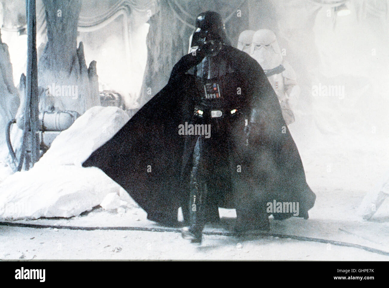 Star Wars – das Imperium schlägt zurück Nach Dem Angriff der imperialen Sternenflotte Können Han Solo Und Leia Fliehen; Luke Skywalker Ehrung ins Dagobah-System - Dort wird er Sich Vom Schwerpunktfeldern Yoda Jedi-Ritter Im Gebrauch der "Macht" Unterweisen Lassen. Als Han Solo Und Leia von Darth Vader Gefangengenommen Werden, Eilt Ihnen Luke Zu Hilfe. Szene Mit Darth Vader (DAVID PROWSE) Regie: Irvin Kershner aka. Das Imperium schlägt zurück Stockfoto